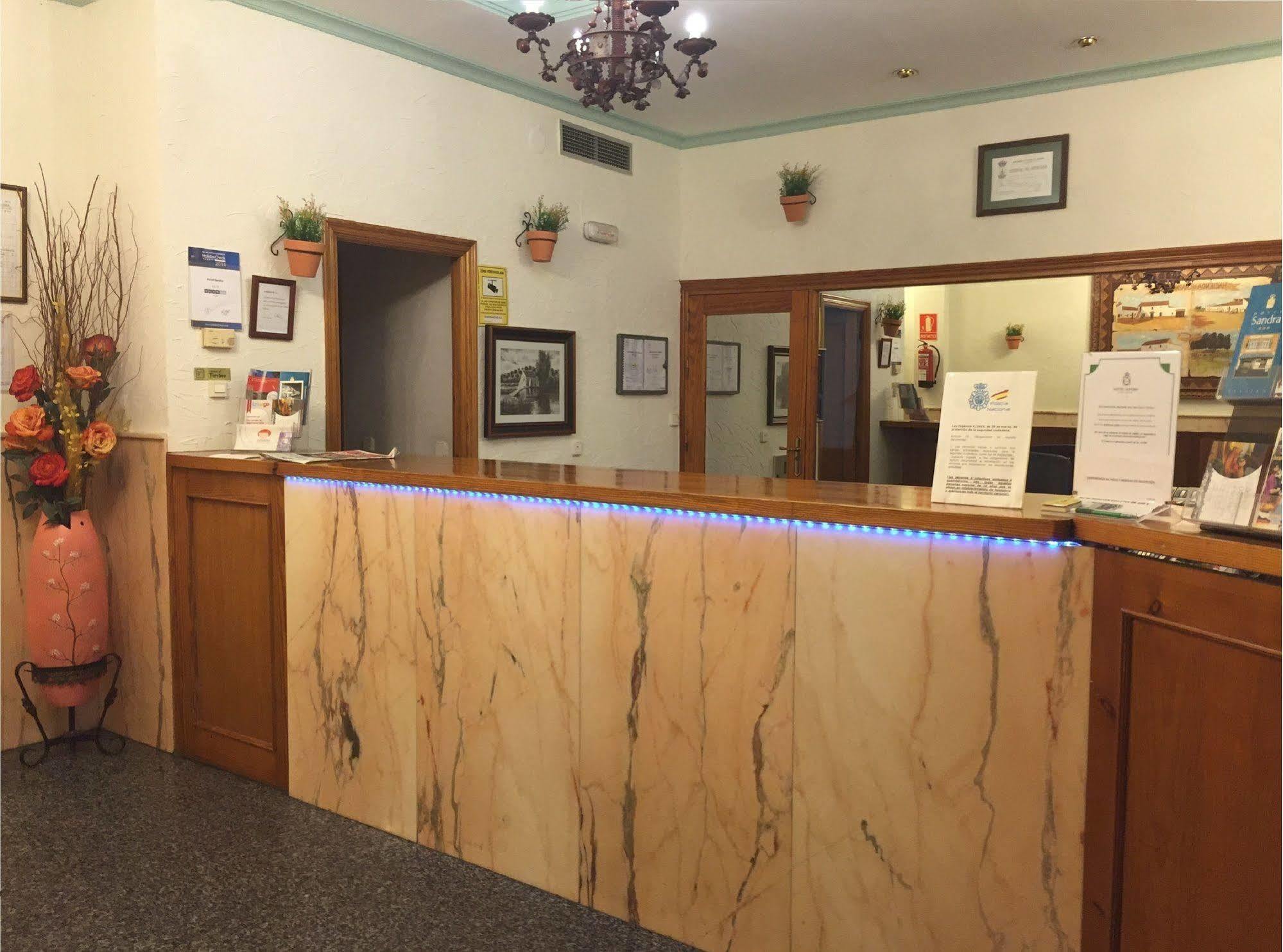 桑德拉酒店 阿尔卡拉德瓜代拉 外观 照片